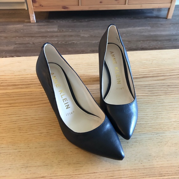 Anne Klein Shoes - Anne Klein Navy Leather Block pumps Heels size 6M